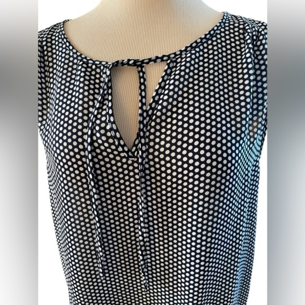 ANN TAYLOR Navy Blue White Polka Dot Blouse Sleeveless Classic‎ Size Medium